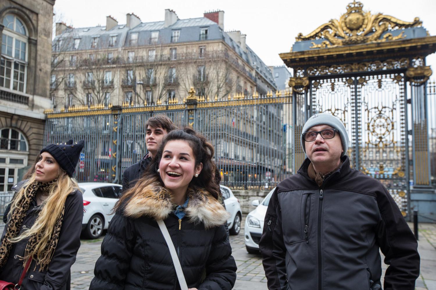 <a href='http://0ap1.firstnews-extra.com'>全球十大赌钱排行app</a> French Professor Pascal Rollet leads students on a study tour in Paris.